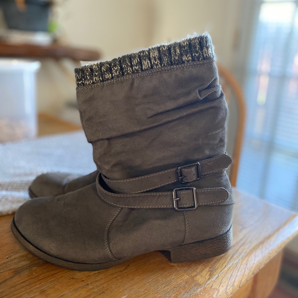 Grey boots